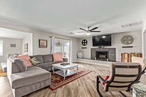Living area - Chandler Chameleon Hot tub CHIC Family equipped retreat GAME ROOM! (Chandler)