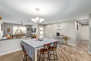 Dining - Chandler Chameleon Hot tub CHIC Family equipped retreat GAME ROOM! (Chandler)