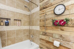 Combined shower/bathtub, rainfall showerhead, designer toiletries - Becky & Marvels 420 Stay (Private Room) (Kansas City)