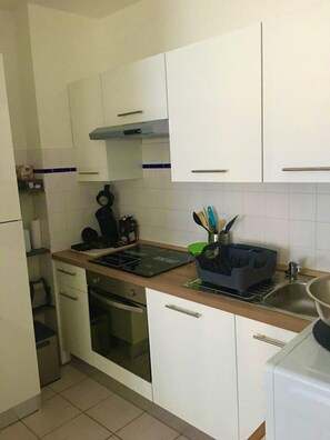 Frigorífico, microondas, horno y placa de cocina