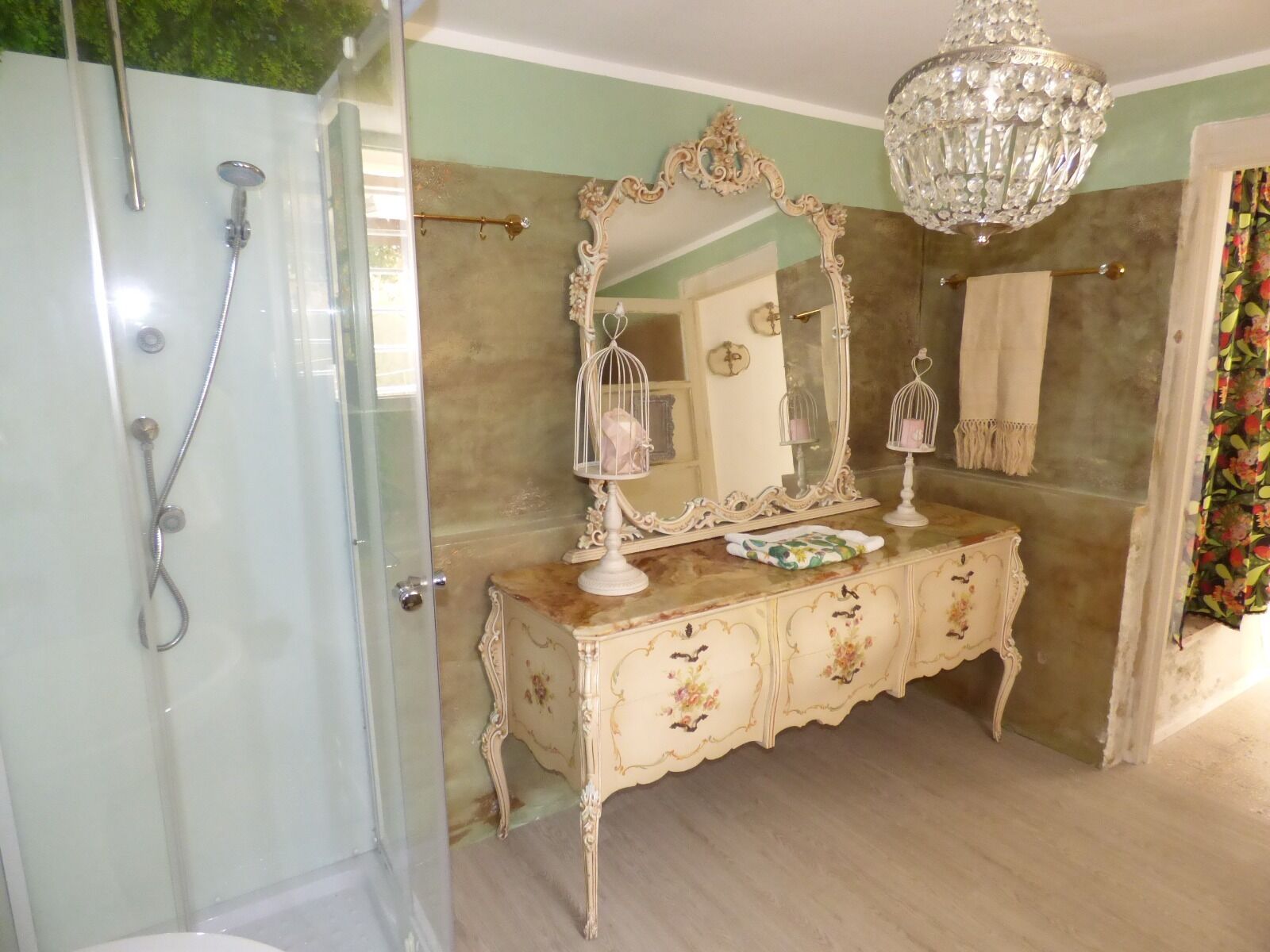 Baignoire, sèche-cheveux, bidet, serviettes fournies