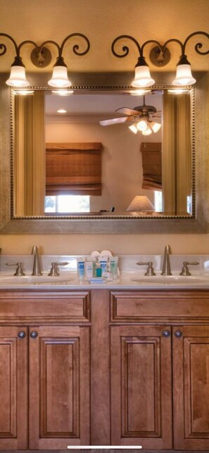 Ensemble douche/baignoire, baignoire à jets, sèche-cheveux