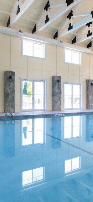 Innendørsbasseng og utendørsbasseng