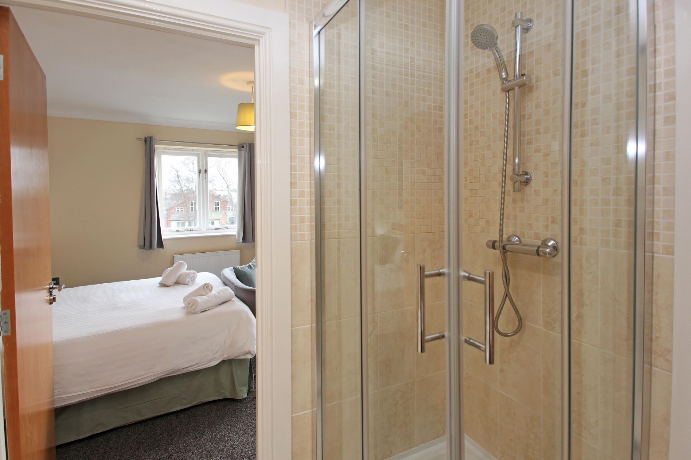 Combined shower/tub, towels