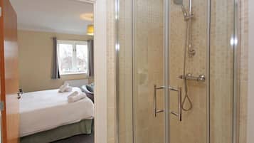 Combined shower/tub, towels