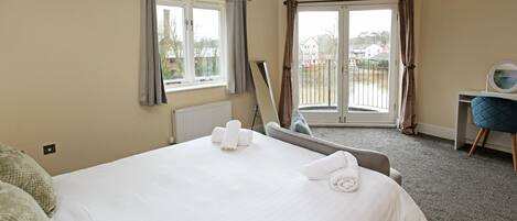 House | 4 bedrooms, iron/ironing board, free WiFi
