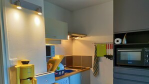 A compact kitchen with a microwave, a toaster, and a sink. - Oceanfront studio above the pines (Seignosse)
