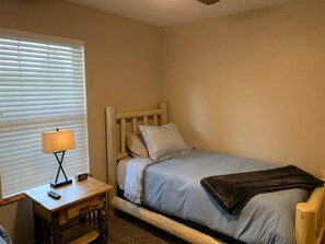 3 habitaciones, tabla de planchar con plancha y cuna de viaje 