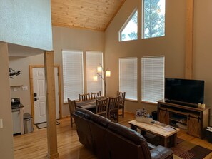 Smart TV, lettore DVD, libri, videoteca