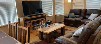 Cozy Cabin with Modern Amenities (Pet Friendly)