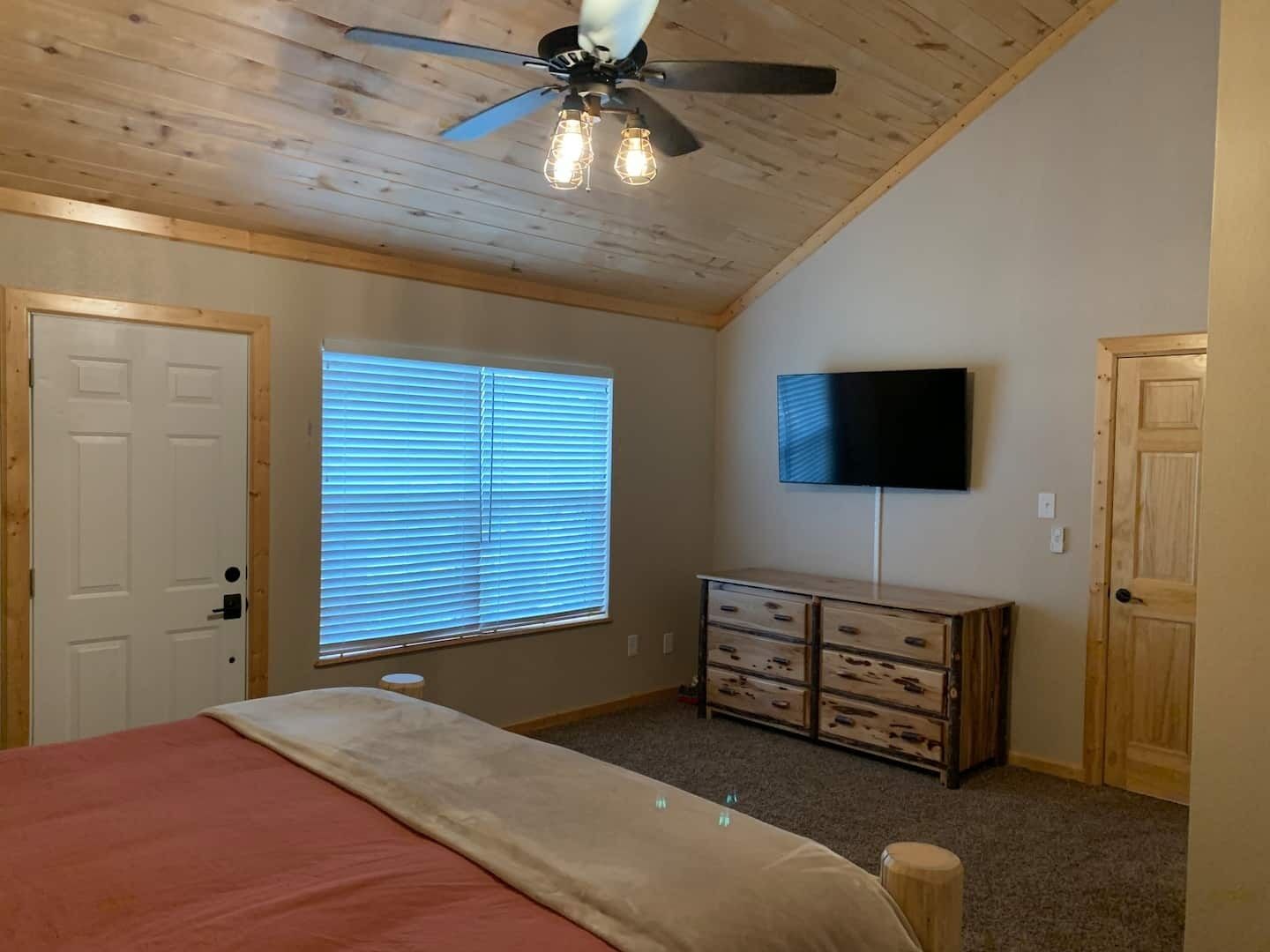 3 habitaciones, tabla de planchar con plancha y cuna de viaje 