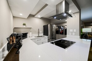 Refrigerador, microondas, horno y parrilla de estufa 