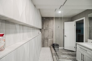 Dusche, Whirlpool, Haartrockner, Handtücher