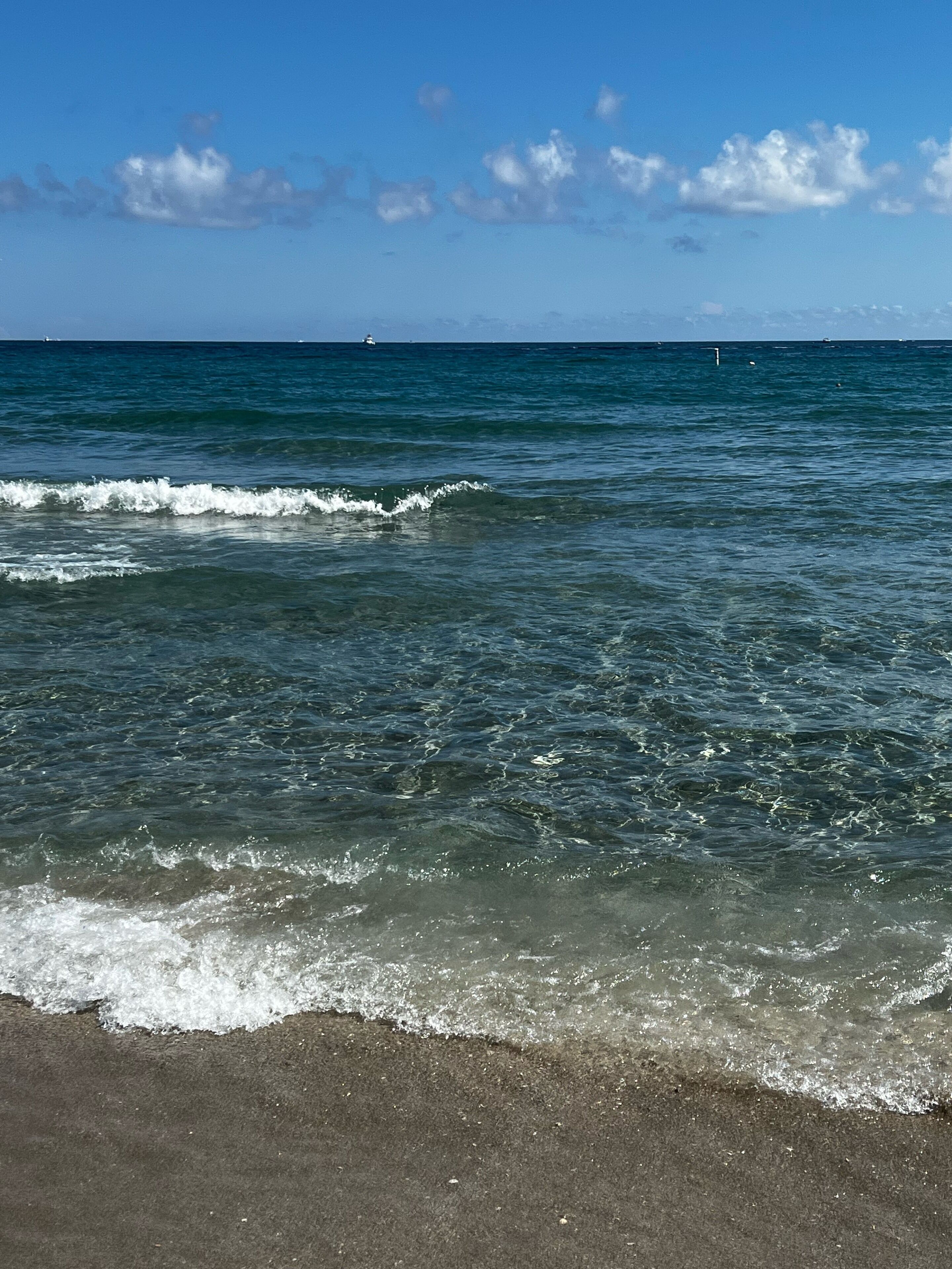 Beach nearby, sun-loungers, beach towels
