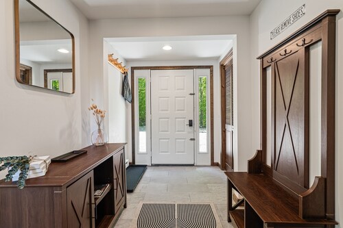 Vermont Charm: Fireplaces, Hot Tub, Epic Stratton Mountain Views