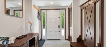 Vermont Charm: Fireplaces, Hot Tub, Epic Stratton Mountain Views