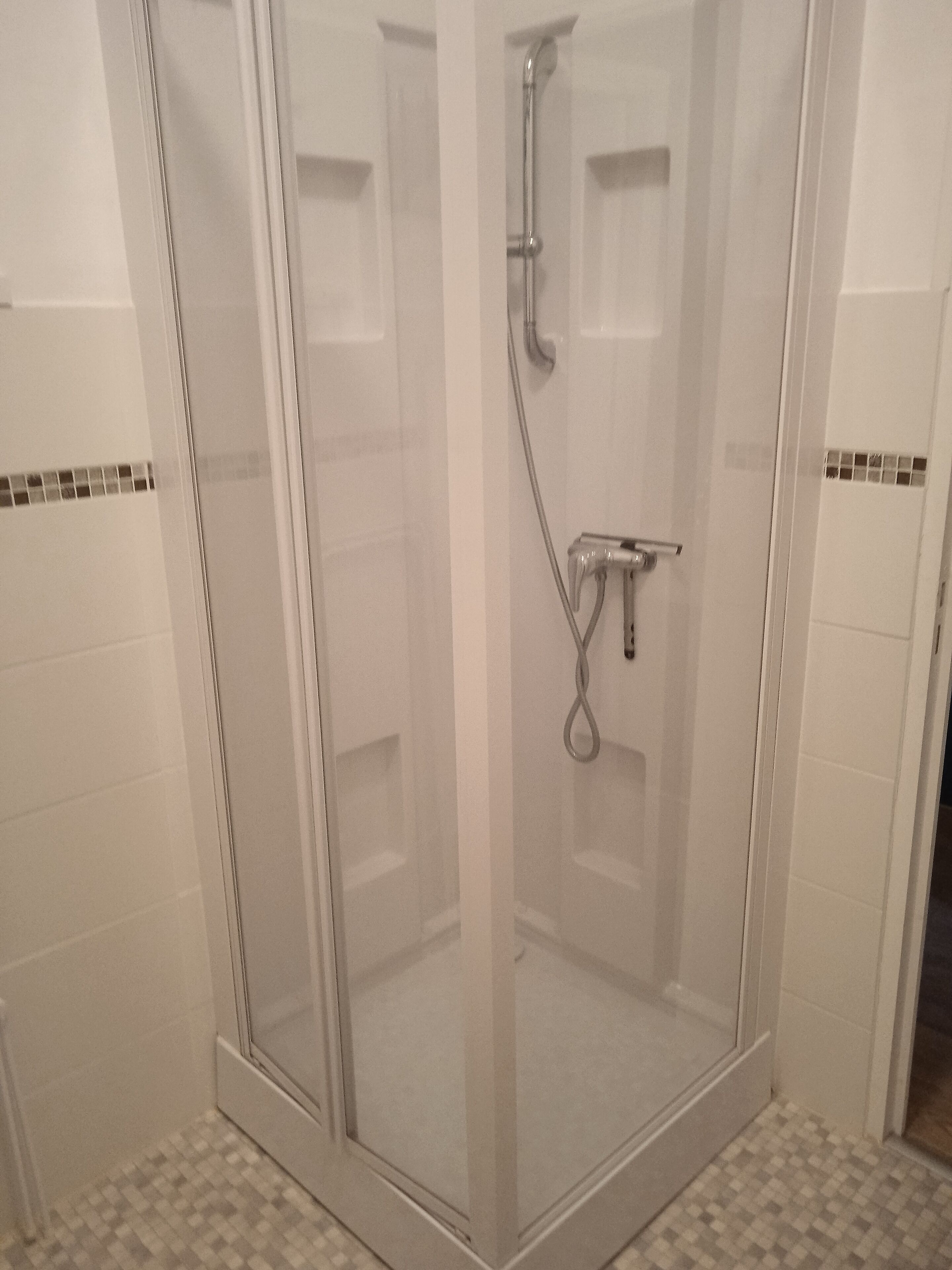 Douche, sèche-cheveux, serviettes fournies, papier toilette