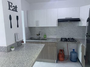 Frigorifero, microonde, piano cottura, macchina per tè/caffè