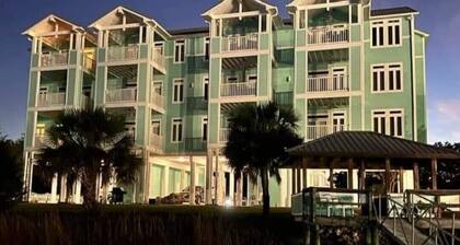 NEW! Waterfront 2 BR, 2 BA on Steinhatchee River, private boat slip,WiFi, dog ok