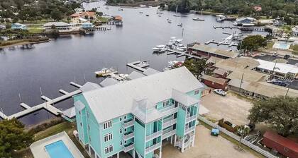 NEW! Waterfront 2 BR, 2 BA on Steinhatchee River, private boat slip,WiFi, dog ok