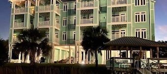 NEW! Waterfront 2 BR, 2 BA on Steinhatchee River, private boat slip,WiFi, dog ok