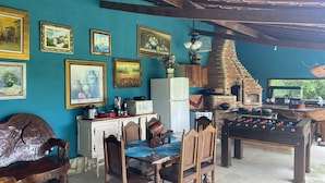 Une cuisine rustique avec un four en briques, des meubles en bois et divers appareils de cuisine.