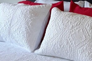 Egyptian cotton sheets, premium bedding, individually decorated - Historic City view   Suites (Los Angeles)