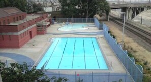 A swimming pool with a 2-minute walk from the street. - Historic City view   Suites (Los Angeles)