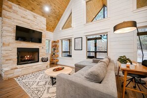 Smart-TV, Kamin, Bücher