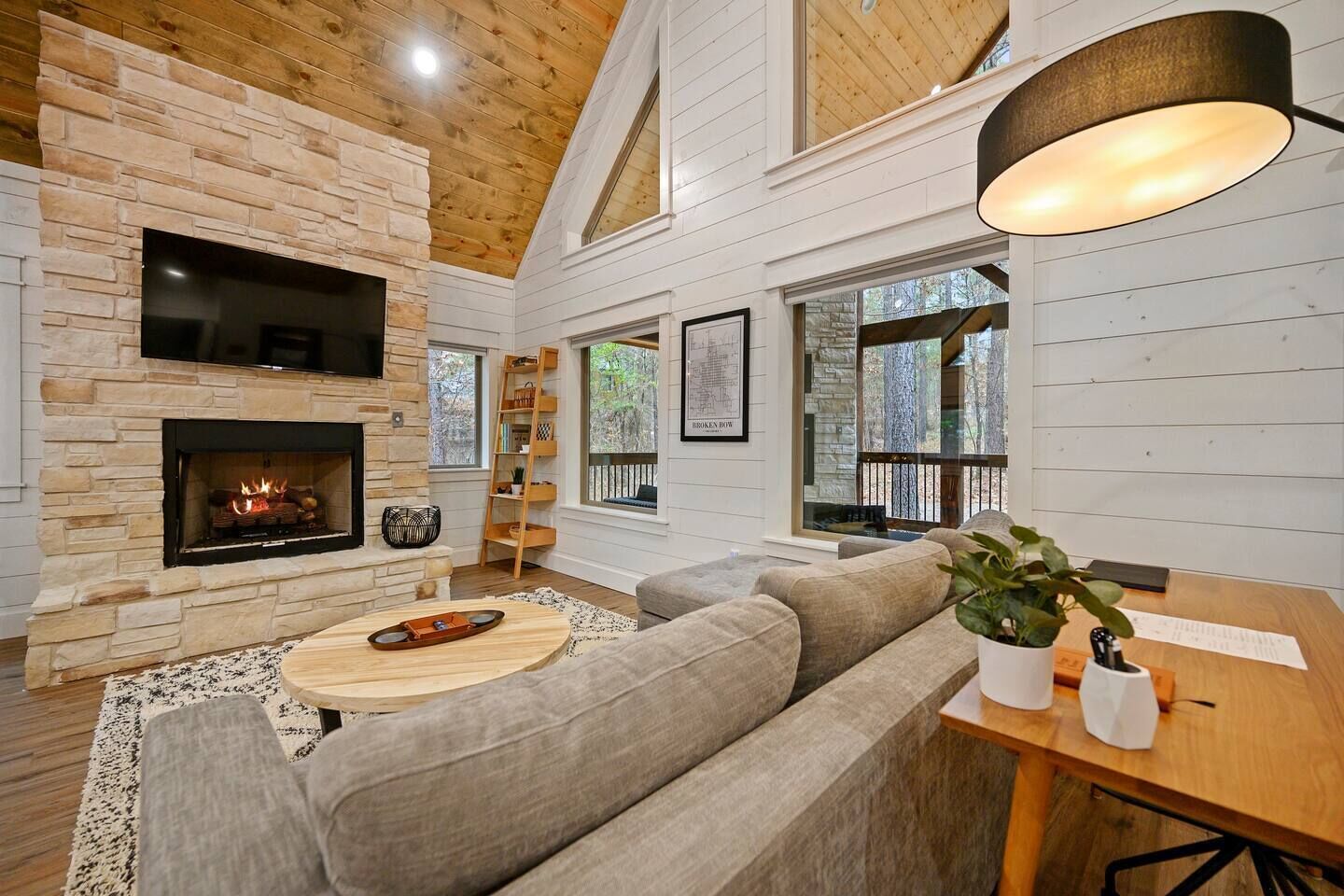 Smart-TV, peis og bøker