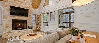 The Hygge House- Lux w/Dual Shower, Soak Tub & Spa