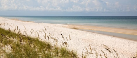 Vlak bij het strand, ligstoelen aan het strand, strandlakens