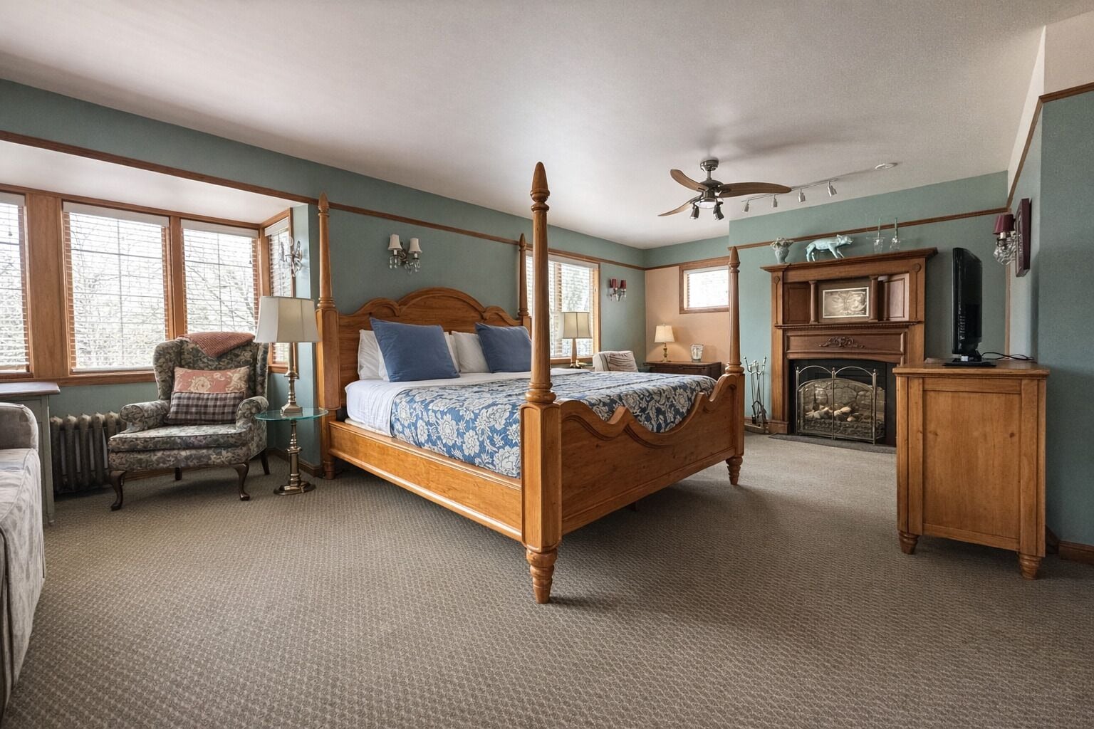 Signature Studio Suite | Individually decorated, individually furnished, desk, free WiFi