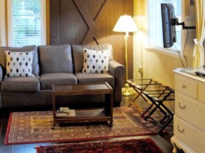 Executive Double Room | Individually decorated, individually furnished, desk, free WiFi - Cecil Bacon Manor (Seattle)