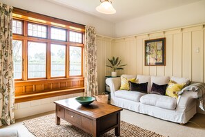 TV connectée, Netflix, lecteur de DVD, livres