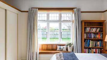 4 quartos, ferros/tábuas de passar roupa, berço de viagem