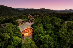 Exterior - Beautiful views, 5min to Parkway, Hot Tub, Theater room, Game room, Pet friendly (Pigeon Forge)