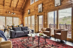 Interior - Beautiful views, 5min to Parkway, Hot Tub, Theater room, Game room, Pet friendly (Pigeon Forge)