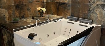 Romantic suite with whirlpool bath