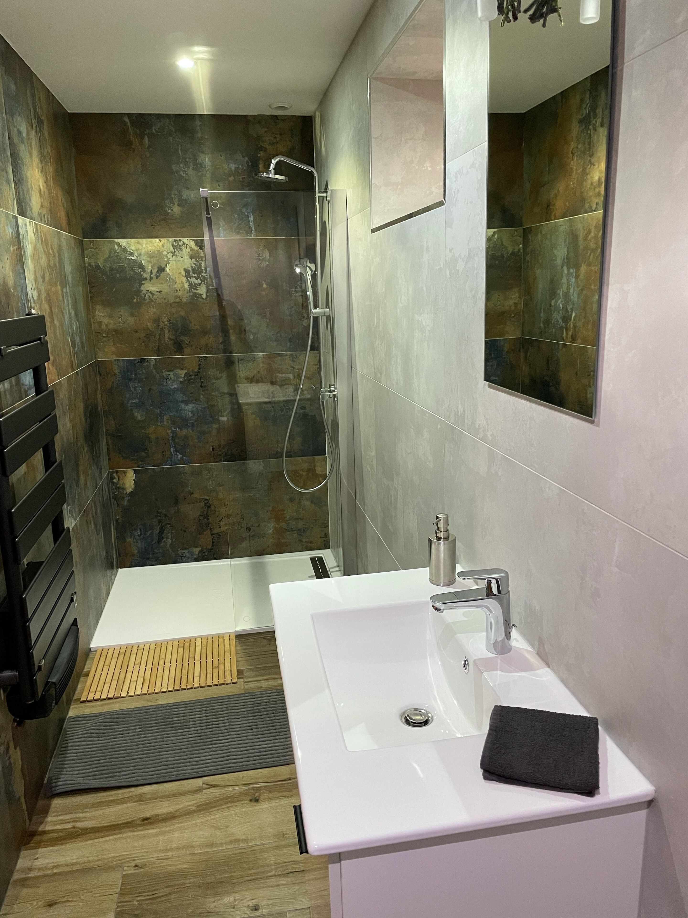 Shower, jetted bath, slippers, towels