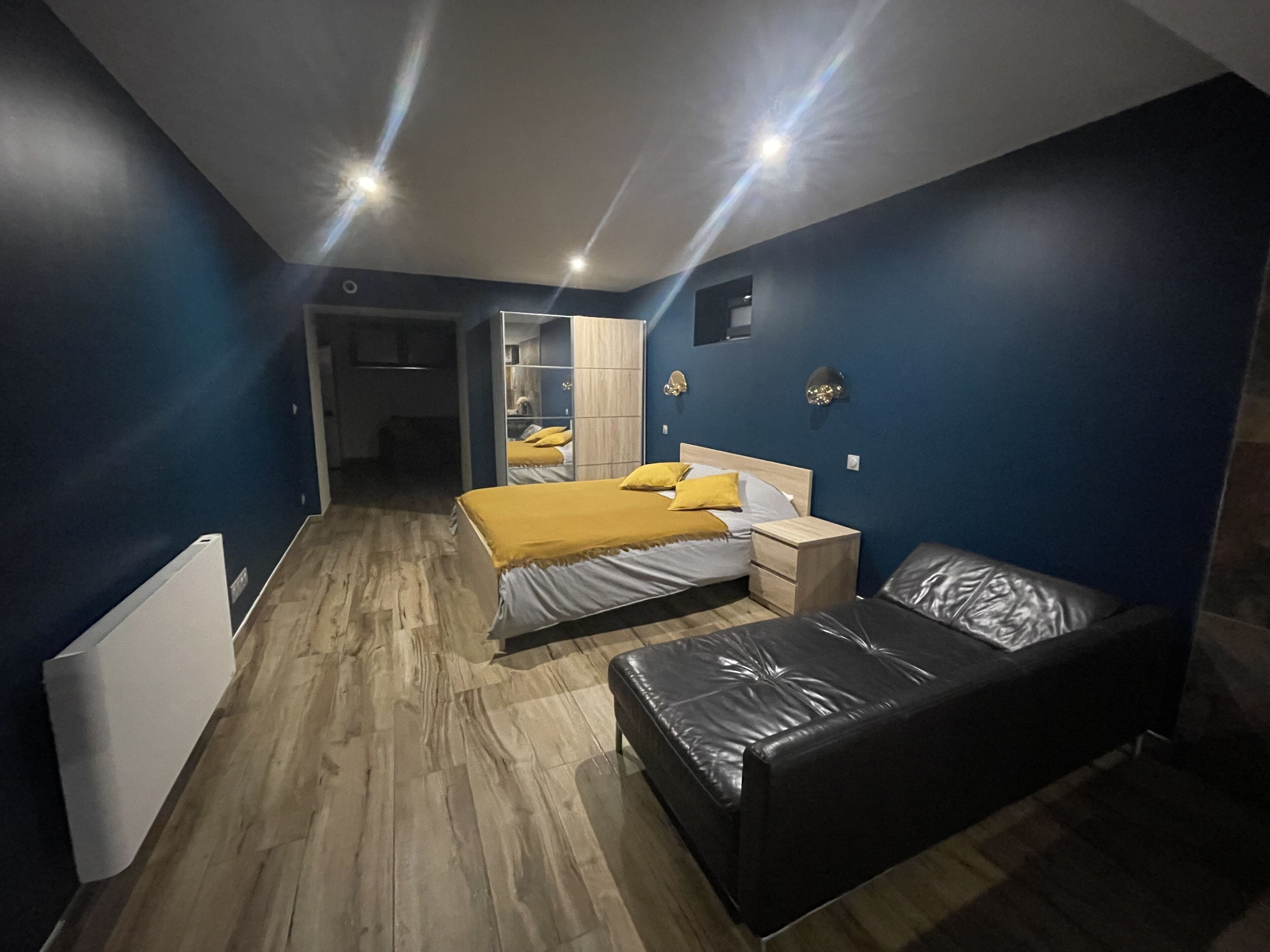 2 bedrooms, desk, travel cot, WiFi