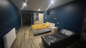 2 bedrooms, desk, travel cot, WiFi