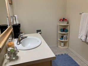 Combined shower/tub, hair dryer, towels, soap - Stay and play at Kramer's Korner Private Suite and use our 2026 Booking Special! (Black Butte Ranch)