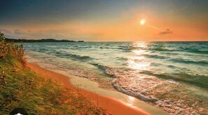 Nær stranden, solsenger og strandhåndklær