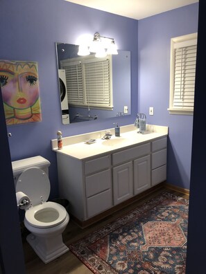 Dusj, hårføner, håndklær og såpe