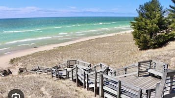 Tæt på stranden, liggestole, badehåndklæder