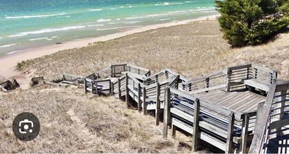 Super Cute Cottage Close to Lake Michigan Beaches-Nestled in Beautiful Woods!