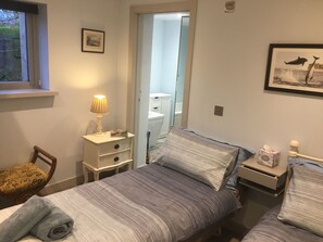 2 bedrooms, iron/ironing board, travel crib, free WiFi - The Haven. (Fortrose)