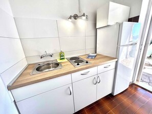 Fridge, stovetop, coffee/tea maker, toaster - Studio with air conditioning and sea views (Dramalj)
