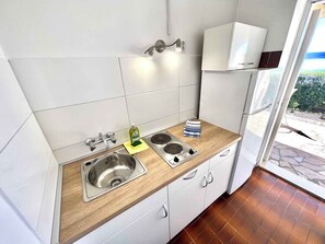 Jääkaappi, liesi, kahvin-/teenkeitin, leivänpaahdin